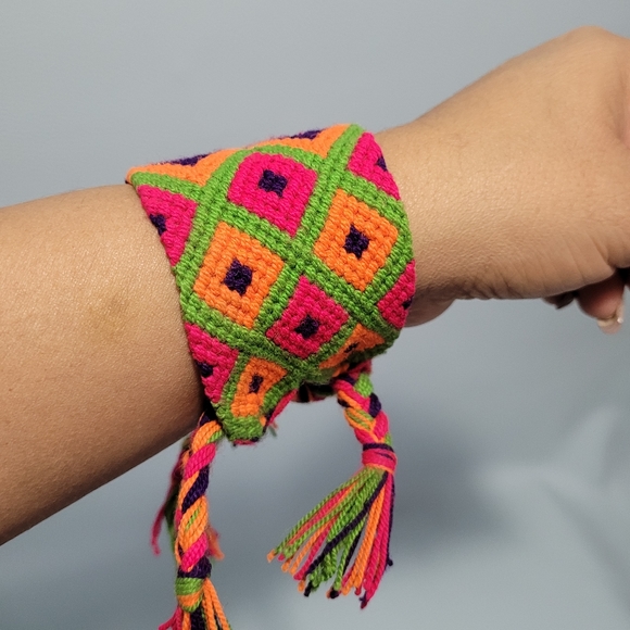 Bracelet Hand Made. Thread - Picture 2 of 4